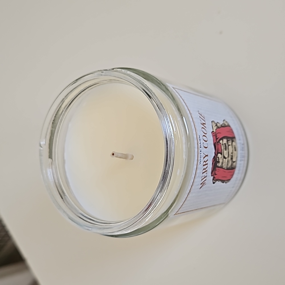 Bath and Body Works White Barn Merry Cookie candle - Picture 2 of 3